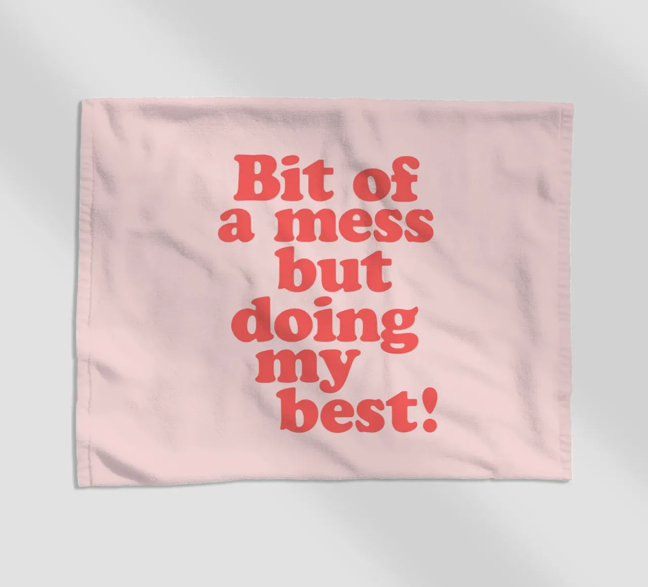 Impression typographique rouge et rose, un peu en désordre mais faisant de mon mieux serviette de plage de THE MOTIVATED TYPE