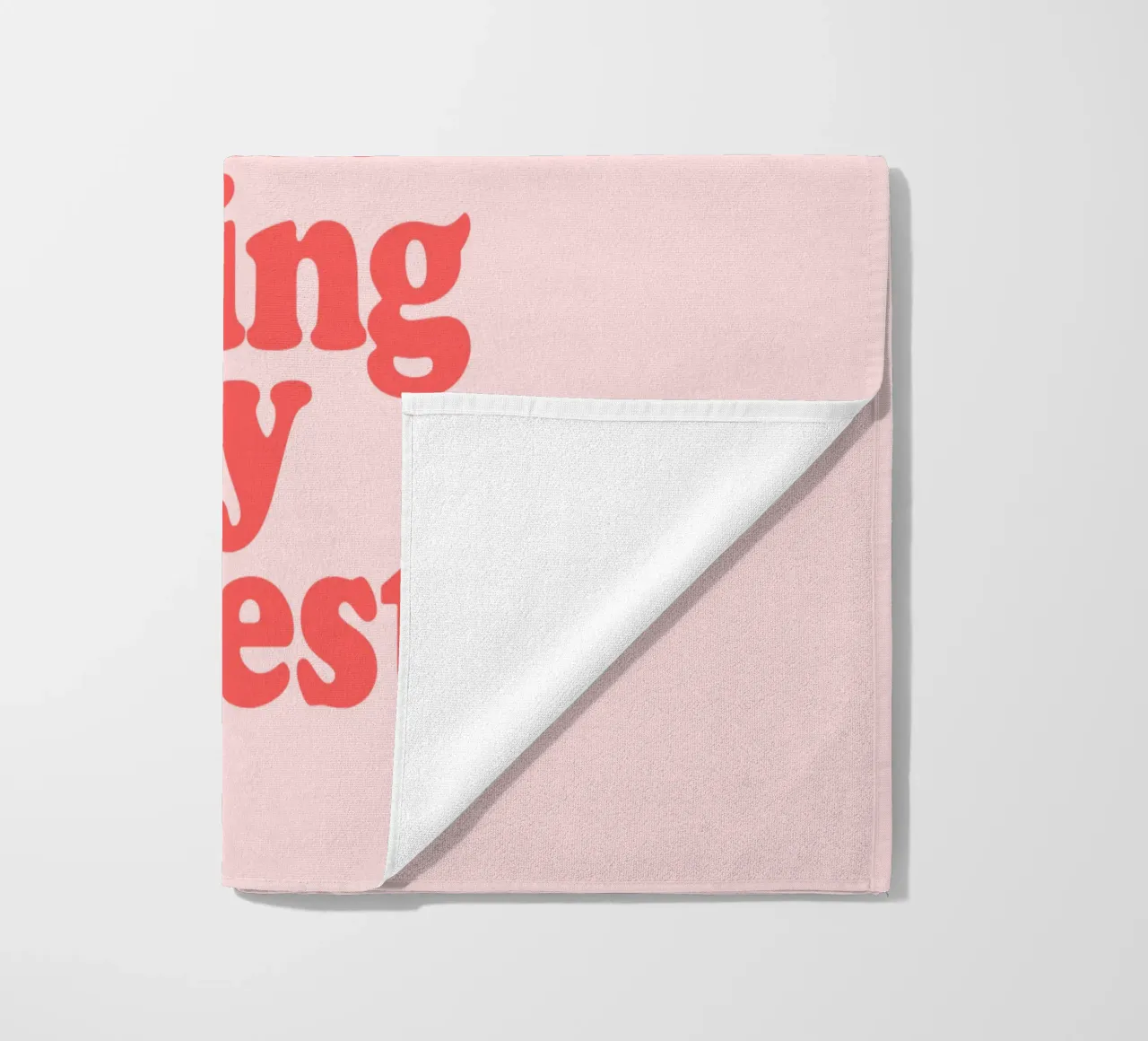 Impression typographique rouge et rose, un peu en désordre mais faisant de mon mieux serviette de plage de THE MOTIVATED TYPE