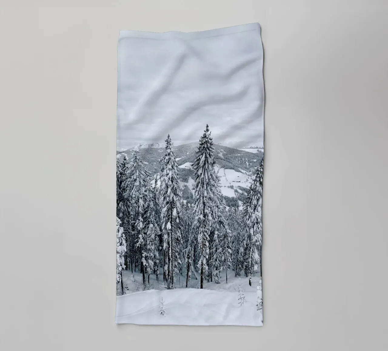 Forest In The Alps asciugamano da bagno da Sebastian Hilgetag
