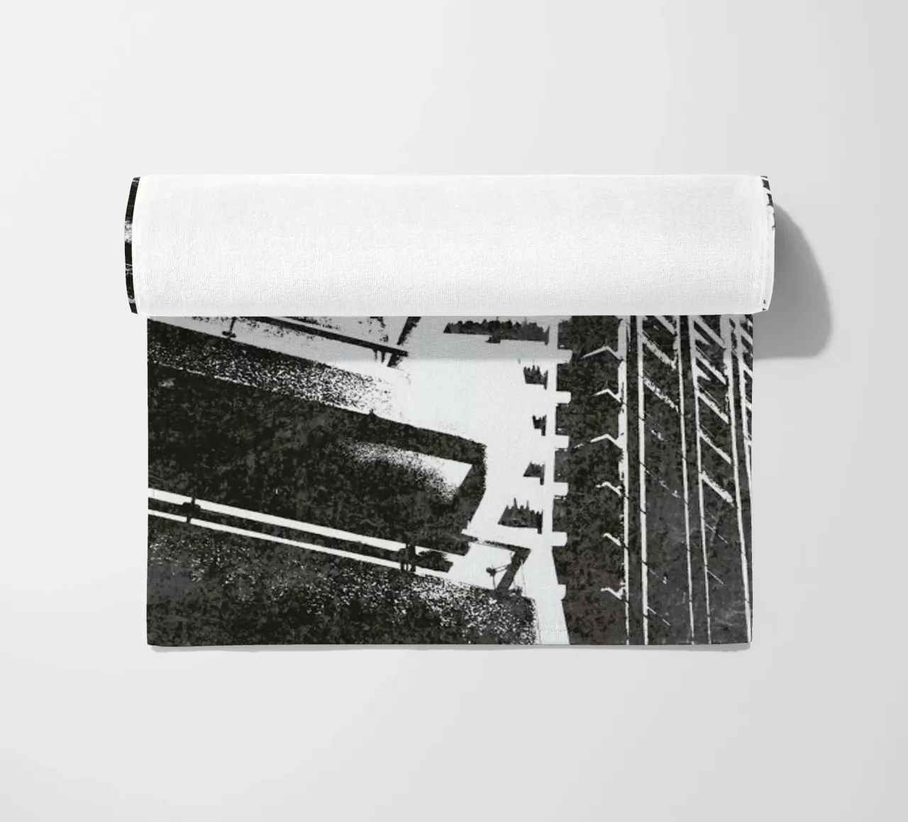 Brutalist telo mare da 121 Creatives