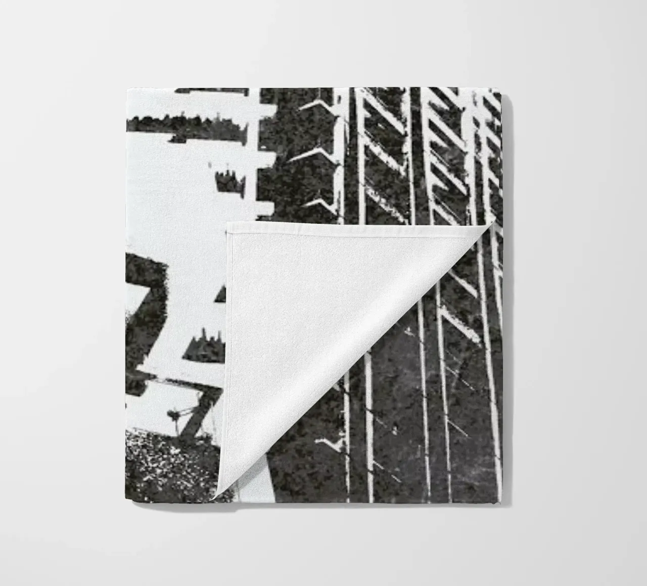 Brutalist telo mare da 121 Creatives