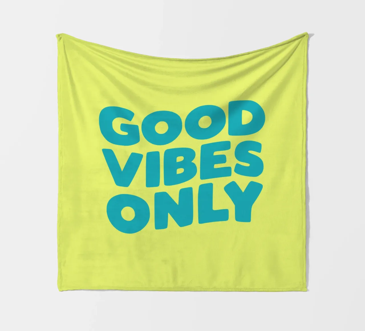 Stampa tipografica Good Vibes Only Giallo e Blu coperta in pile da THE MOTIVATED TYPE