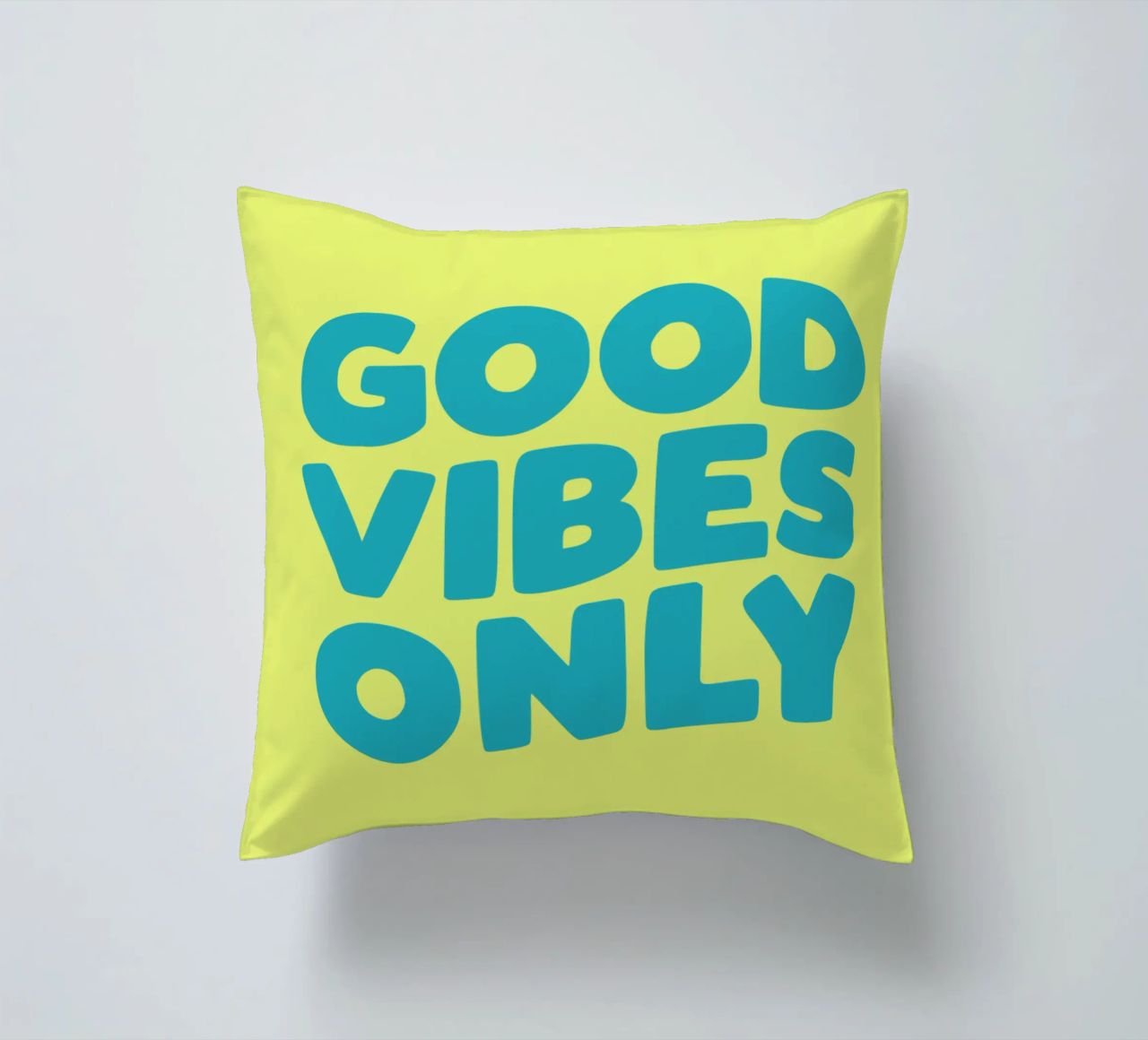 Good Vibes Only Typography Print jaune et bleu coussin de THE MOTIVATED TYPE