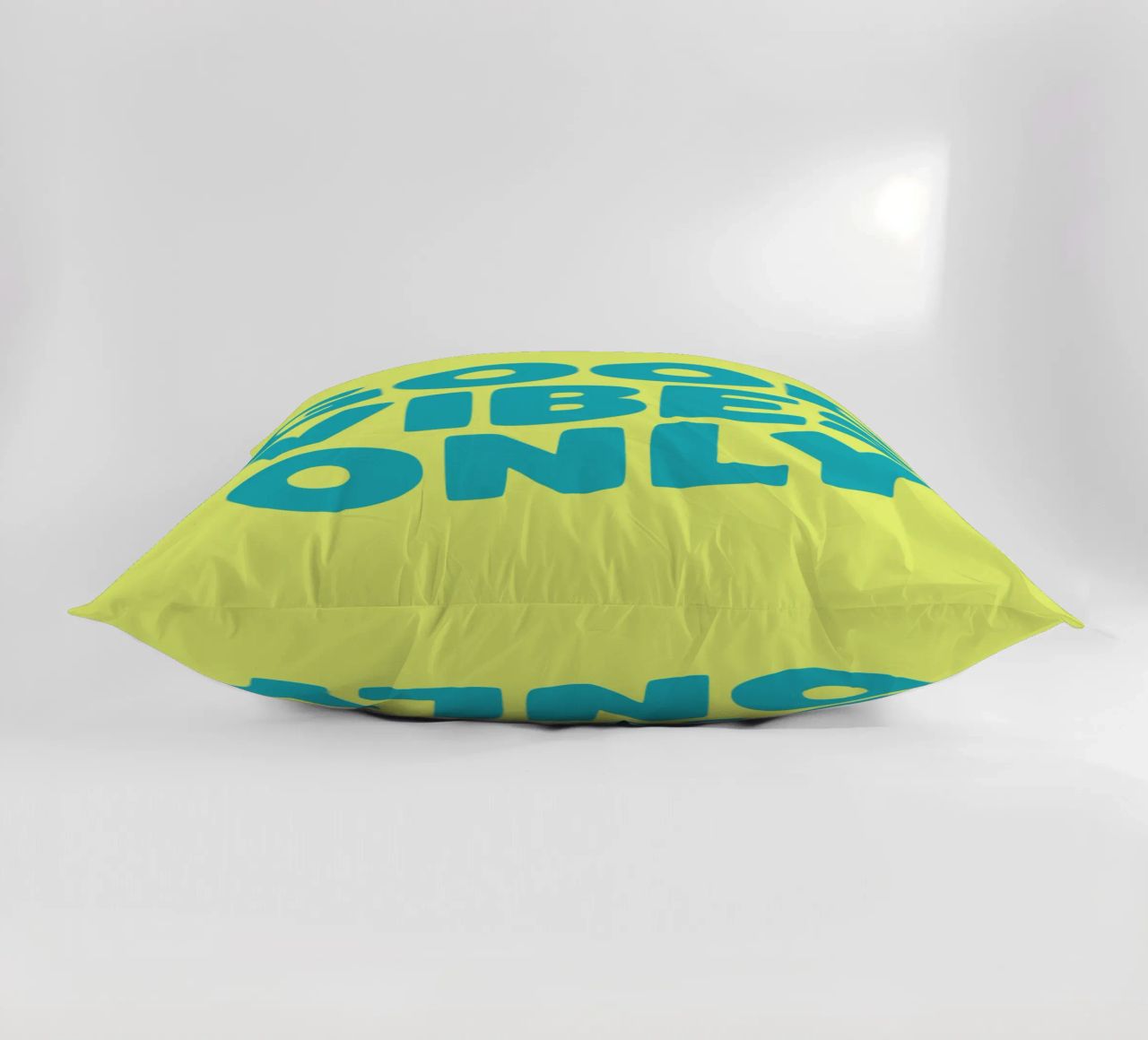 Good Vibes Only Typography Print jaune et bleu coussin de THE MOTIVATED TYPE