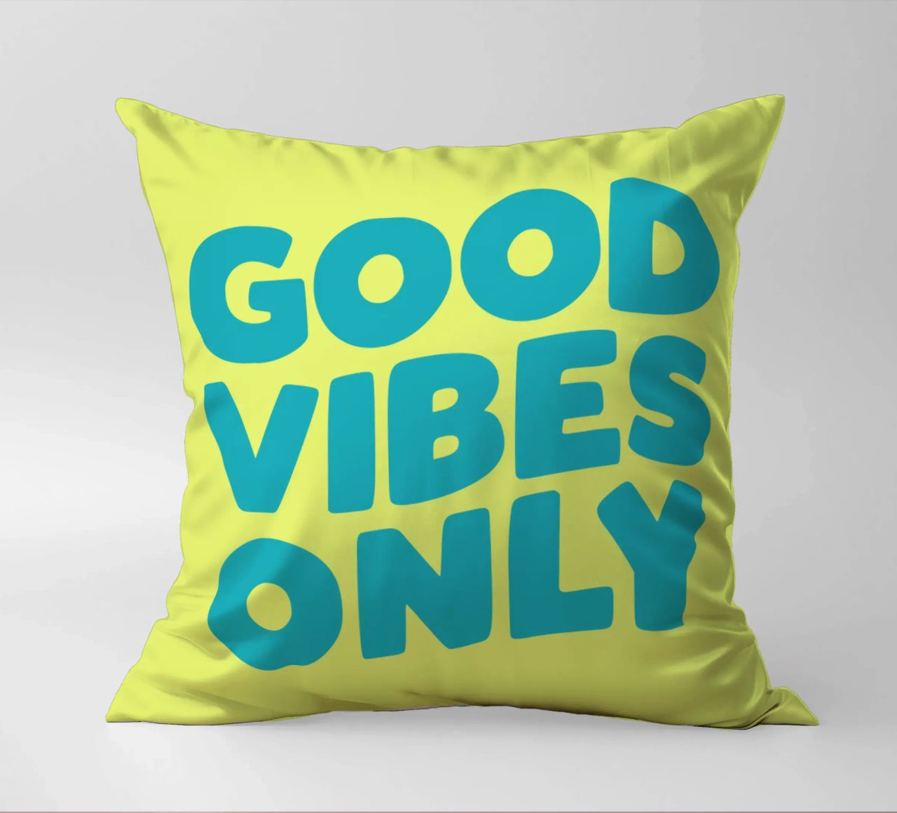 Good Vibes Only Typography Print jaune et bleu coussin de THE MOTIVATED TYPE