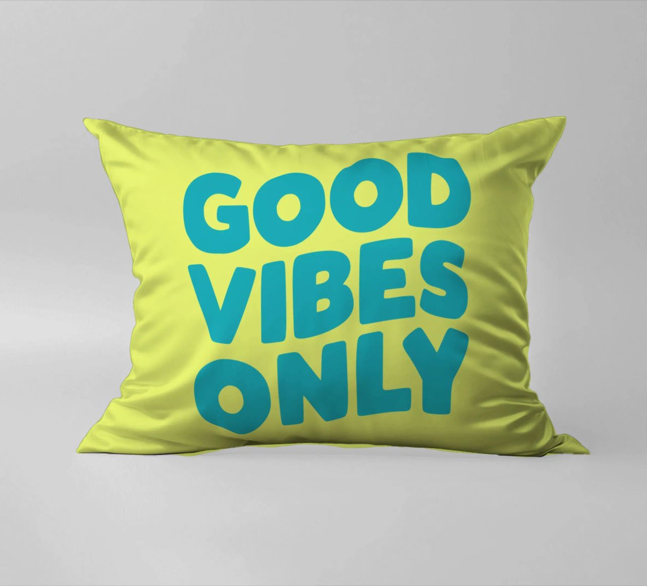 Good Vibes Only Typography Print jaune et bleu coussin de THE MOTIVATED TYPE
