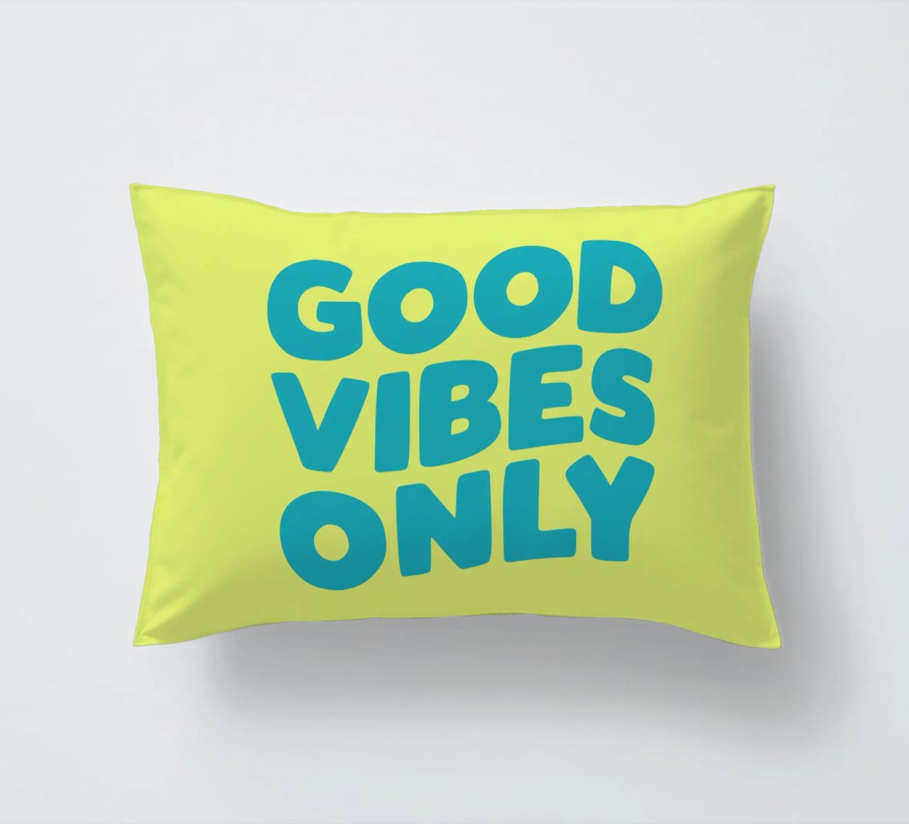 Good Vibes Only Typography Print jaune et bleu coussin de THE MOTIVATED TYPE