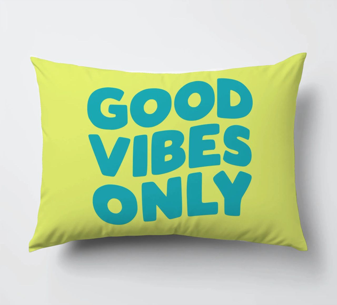 Good Vibes Only Typography Print jaune et bleu coussin de THE MOTIVATED TYPE