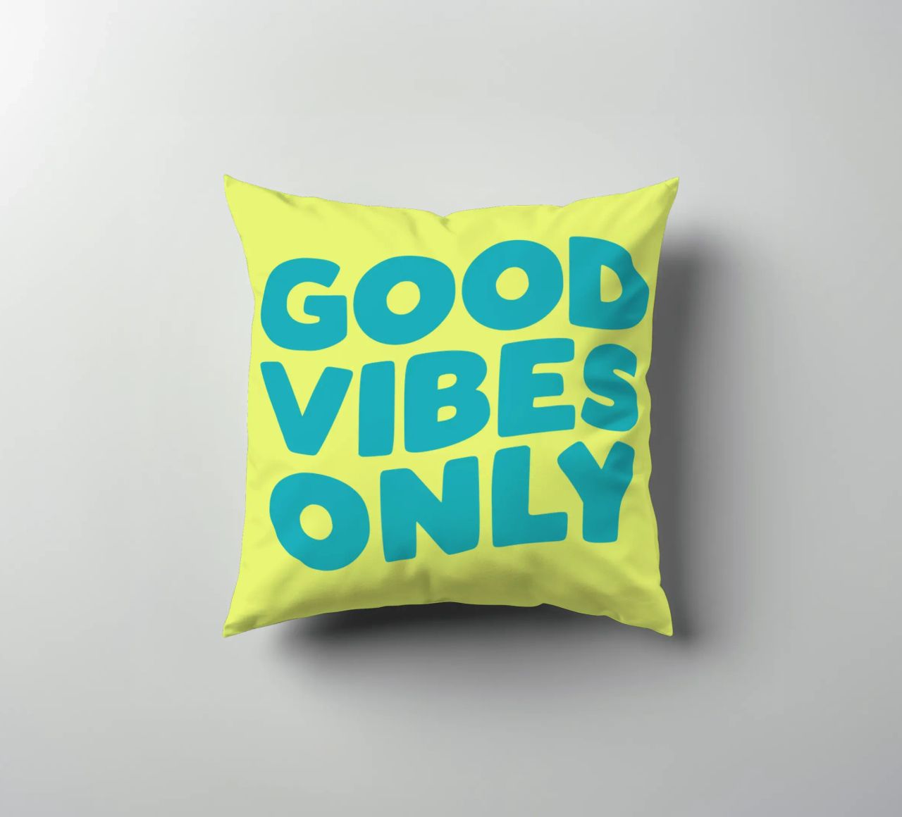 Good Vibes Only Typography Print jaune et bleu coussin de THE MOTIVATED TYPE