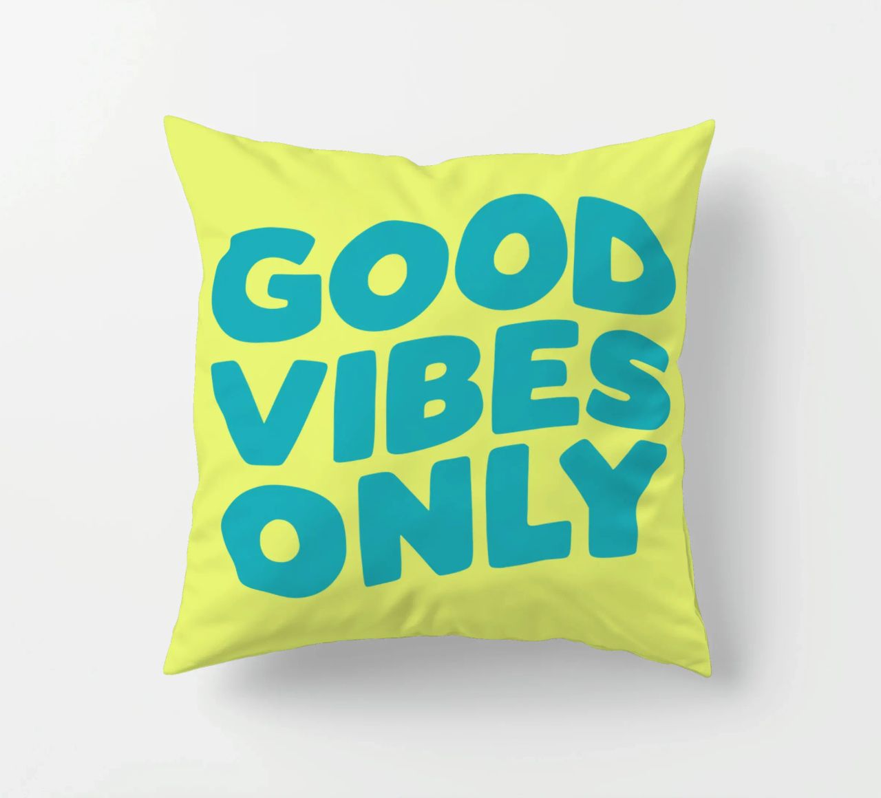 Good Vibes Only Typography Print jaune et bleu coussin de THE MOTIVATED TYPE