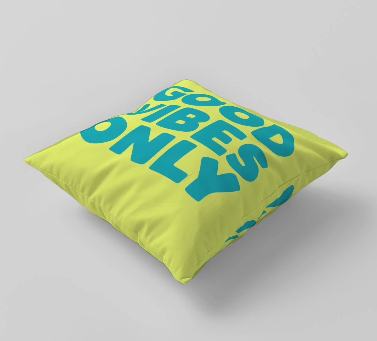 Good Vibes Only Typography Print jaune et bleu coussin de THE MOTIVATED TYPE