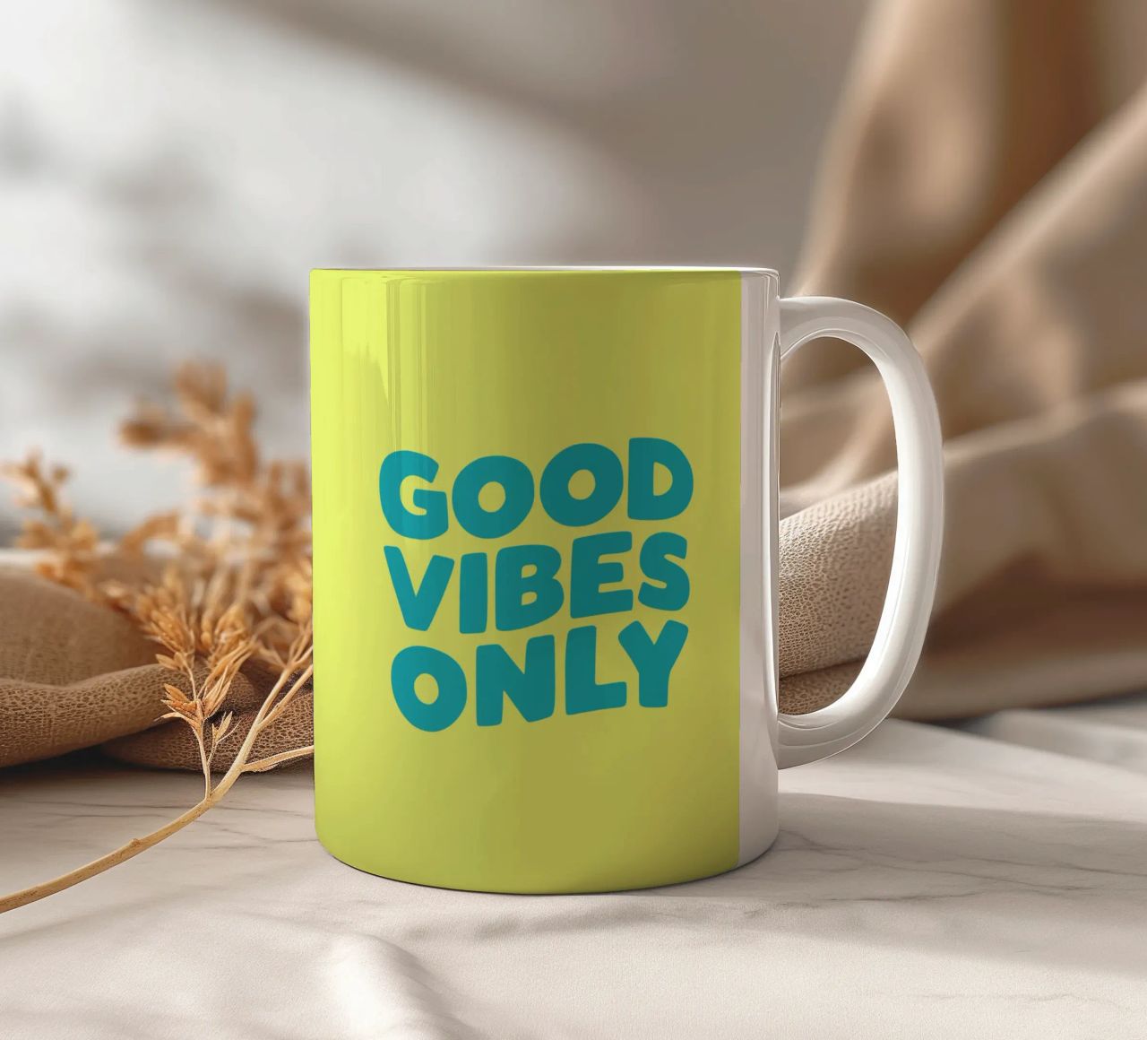 Good Vibes Only Typography Print jaune et bleu mug en céramique de THE MOTIVATED TYPE