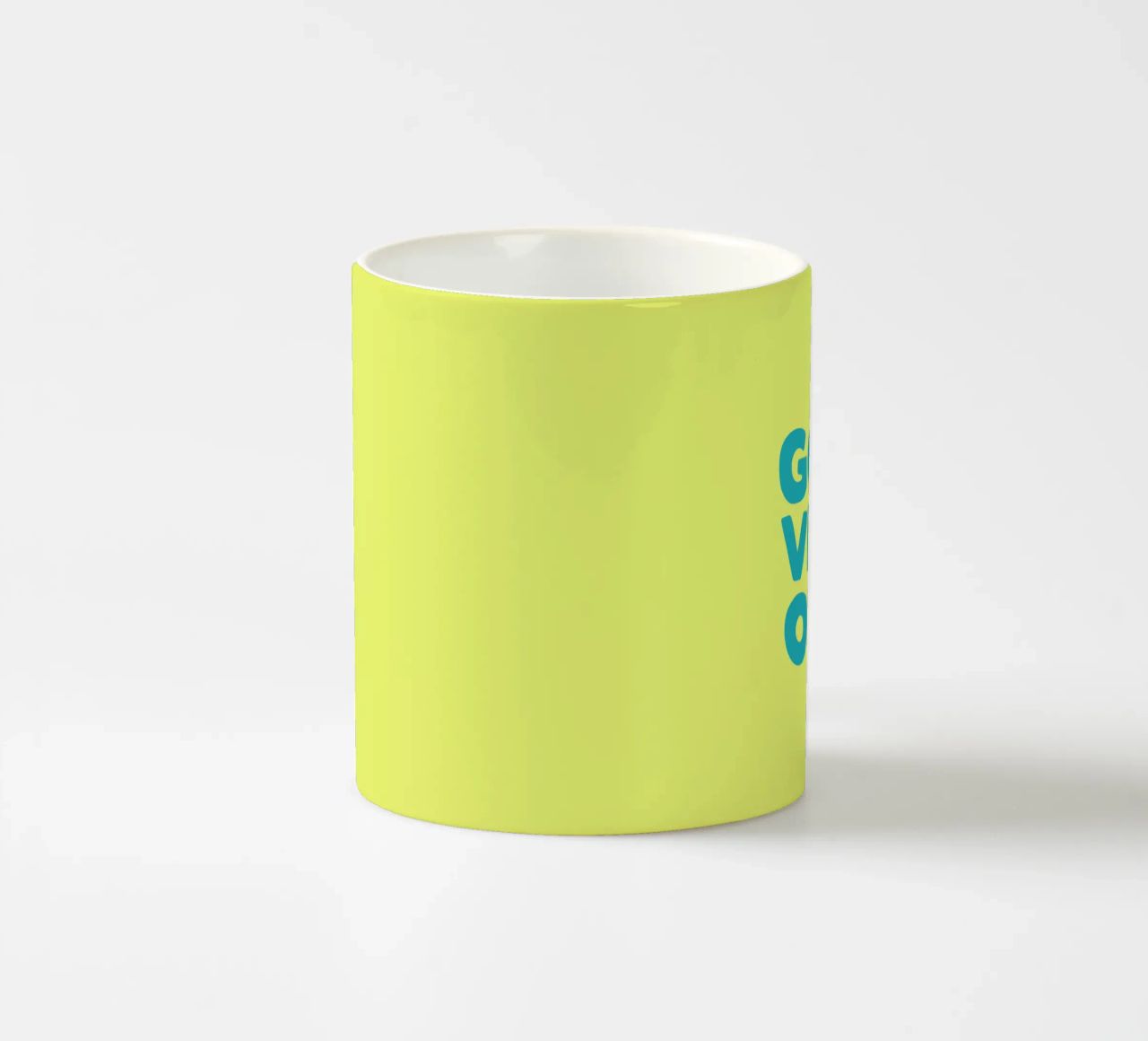 Good Vibes Only Typography Print jaune et bleu mug en céramique de THE MOTIVATED TYPE