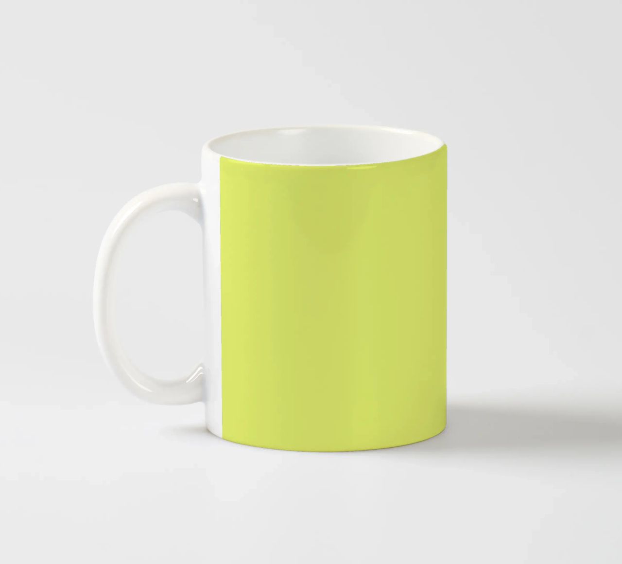 Good Vibes Only Typography Print jaune et bleu mug en céramique de THE MOTIVATED TYPE