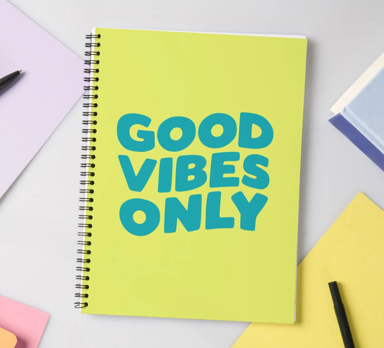 Good Vibes Only Typography Print jaune et bleu carnet à spirale de THE MOTIVATED TYPE