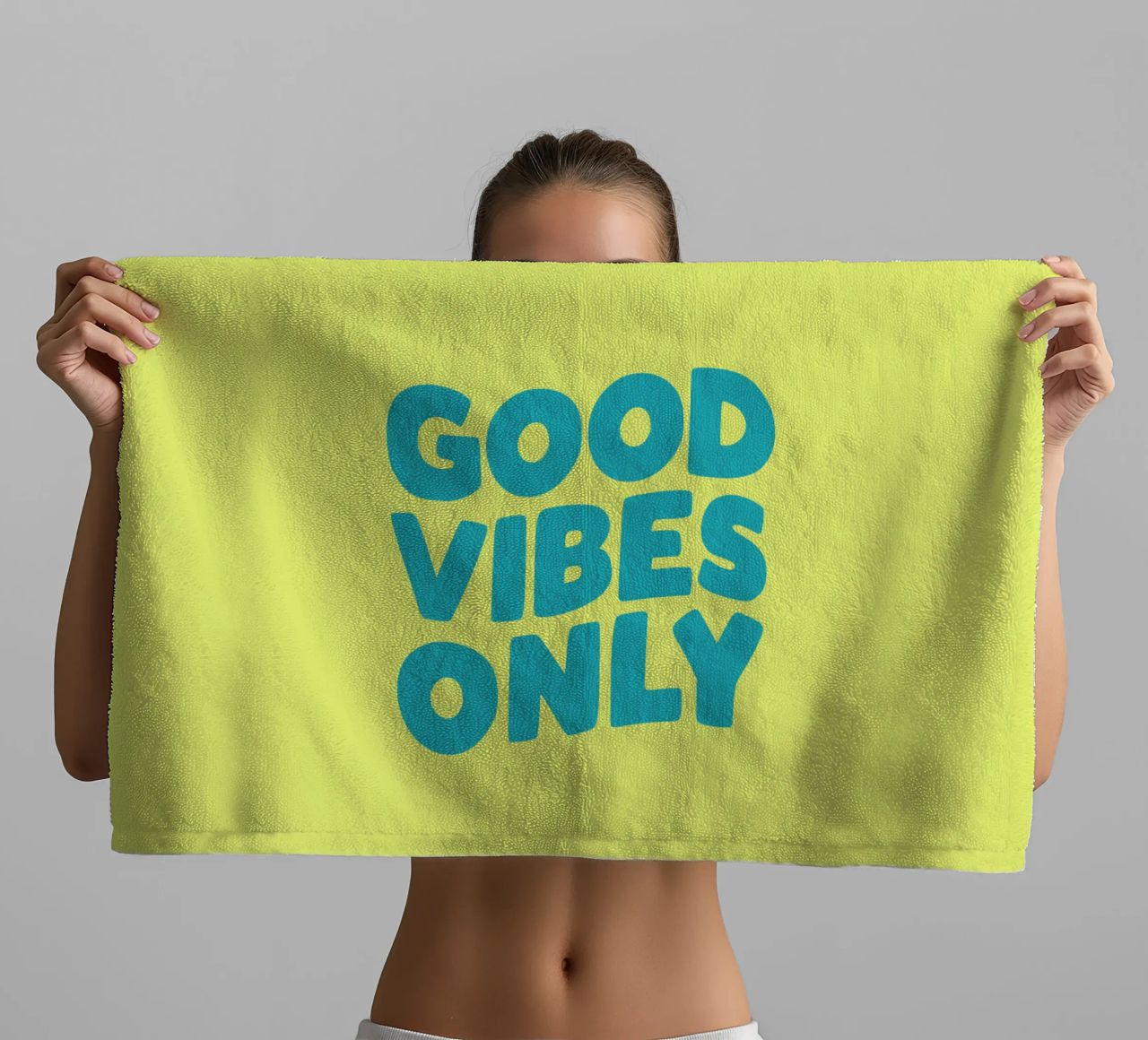 Good Vibes Only Typography Print jaune et bleu serviette de bain de THE MOTIVATED TYPE