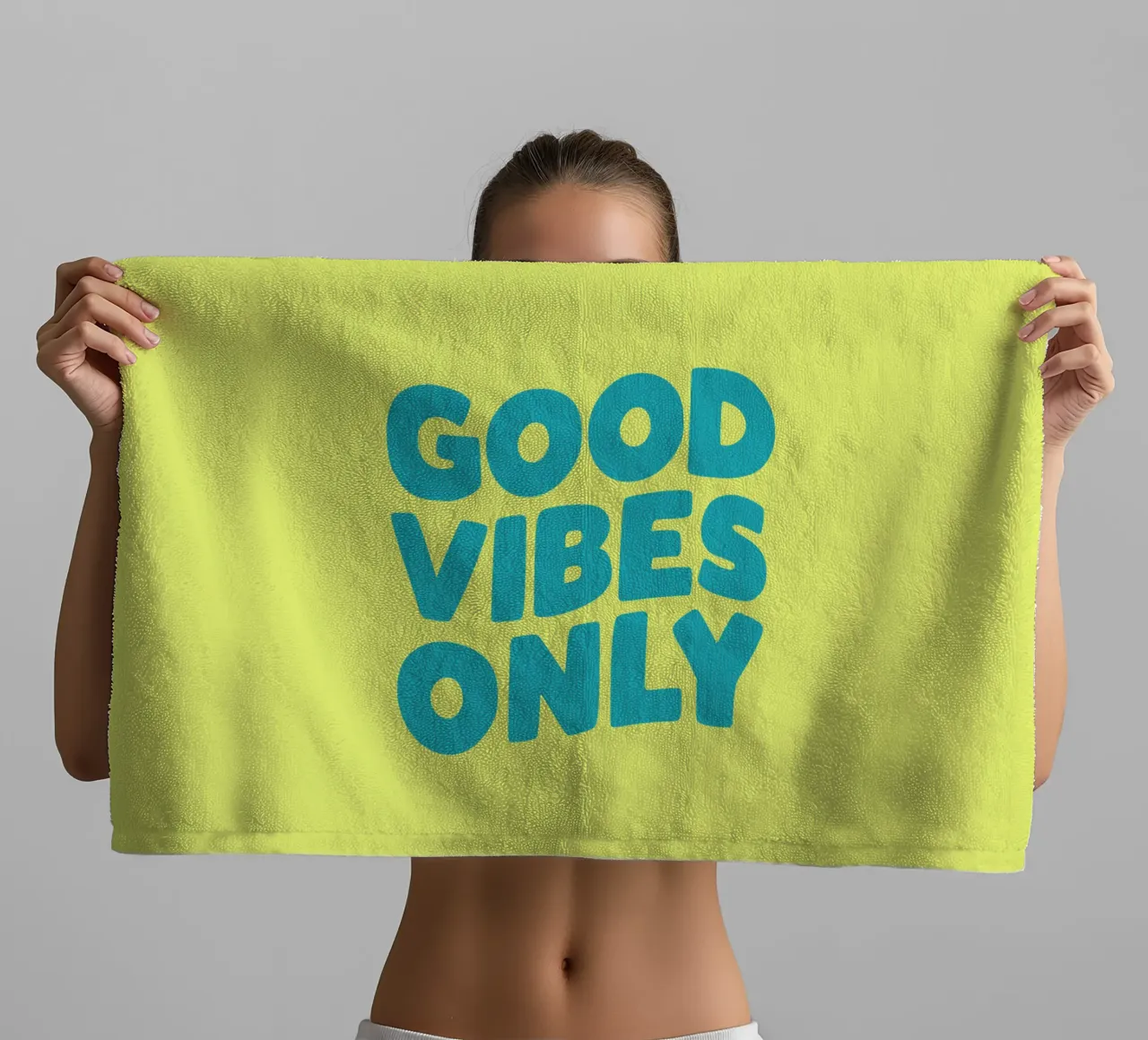 Good Vibes Only Typography Print jaune et bleu serviette de bain de THE MOTIVATED TYPE