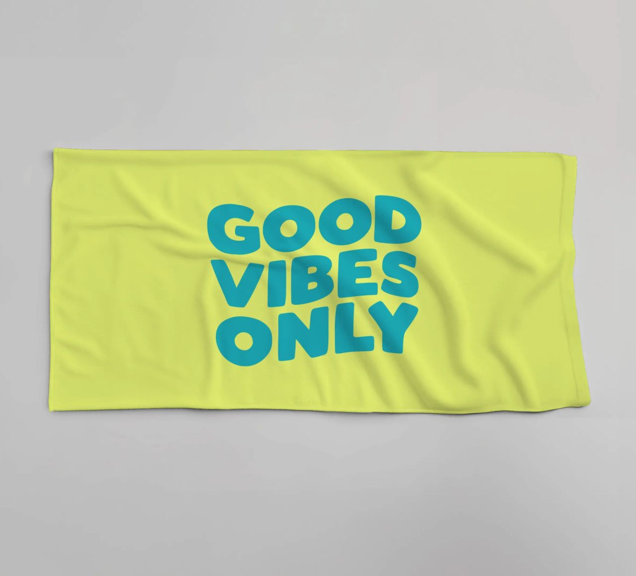 Good Vibes Only Typography Print jaune et bleu serviette de bain de THE MOTIVATED TYPE