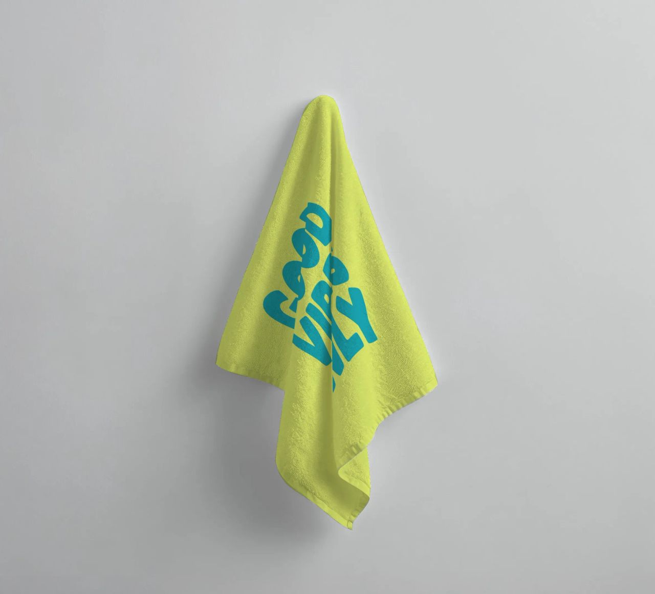 Good Vibes Only Typography Print jaune et bleu serviette de bain de THE MOTIVATED TYPE