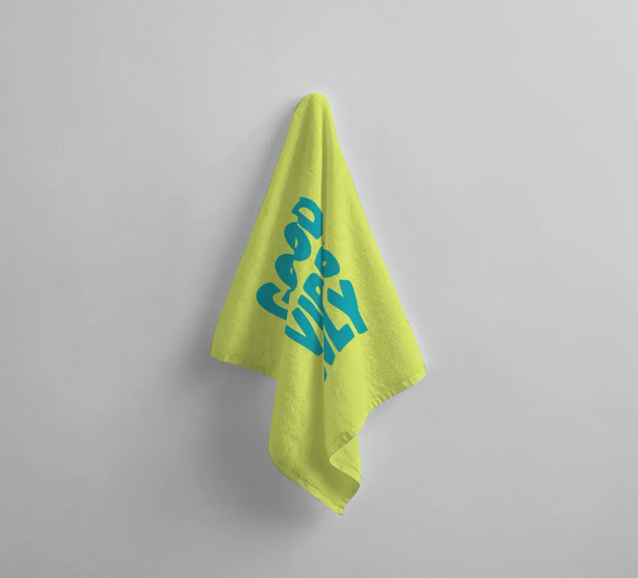 Good Vibes Only Typography Print jaune et bleu serviette de bain de THE MOTIVATED TYPE