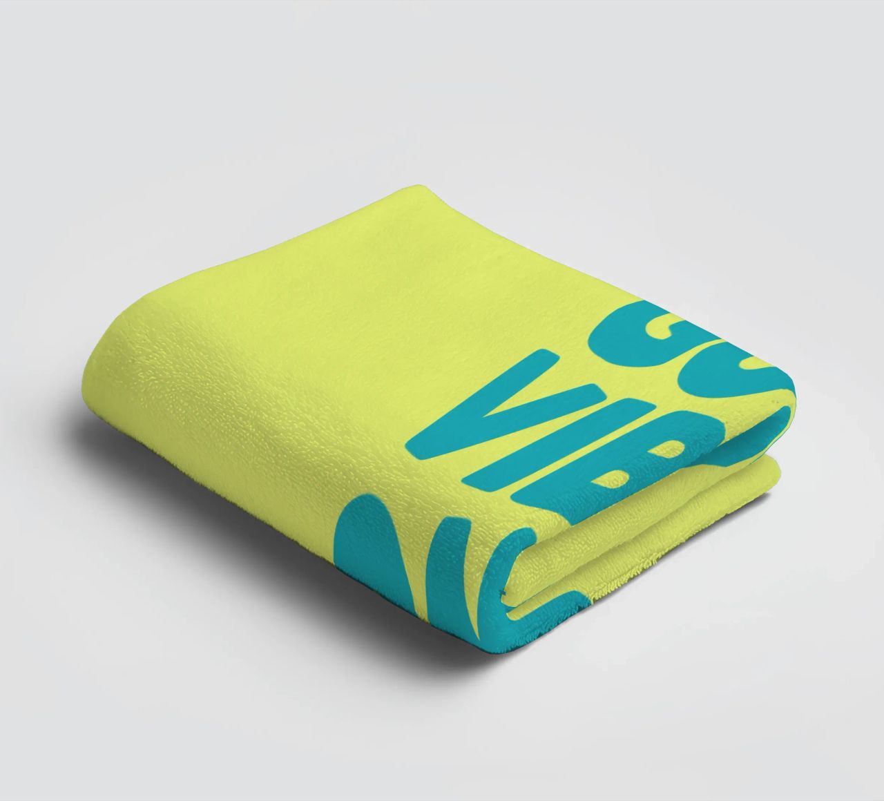 Good Vibes Only Typography Print jaune et bleu serviette de bain de THE MOTIVATED TYPE
