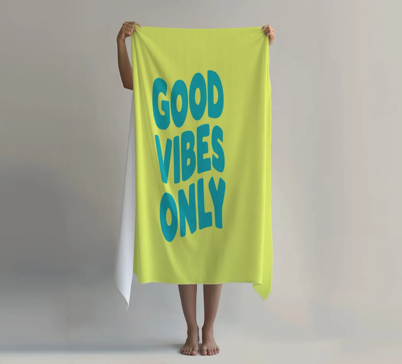 Good Vibes Only Typography Print jaune et bleu serviette de plage de THE MOTIVATED TYPE
