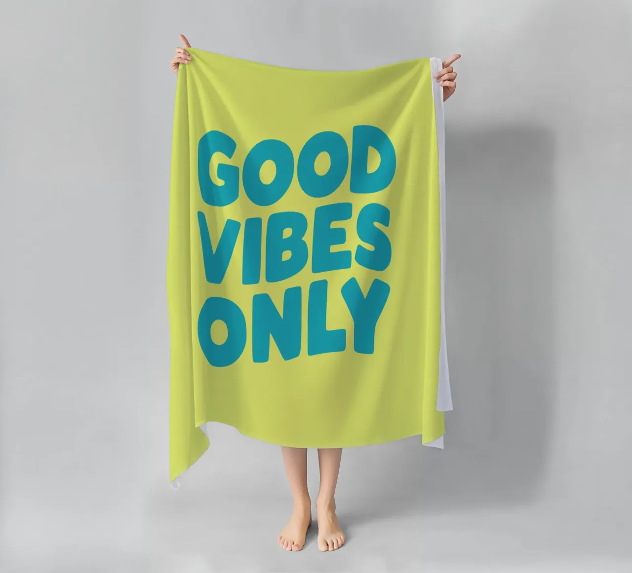 Good Vibes Only Typography Print jaune et bleu serviette de plage de THE MOTIVATED TYPE