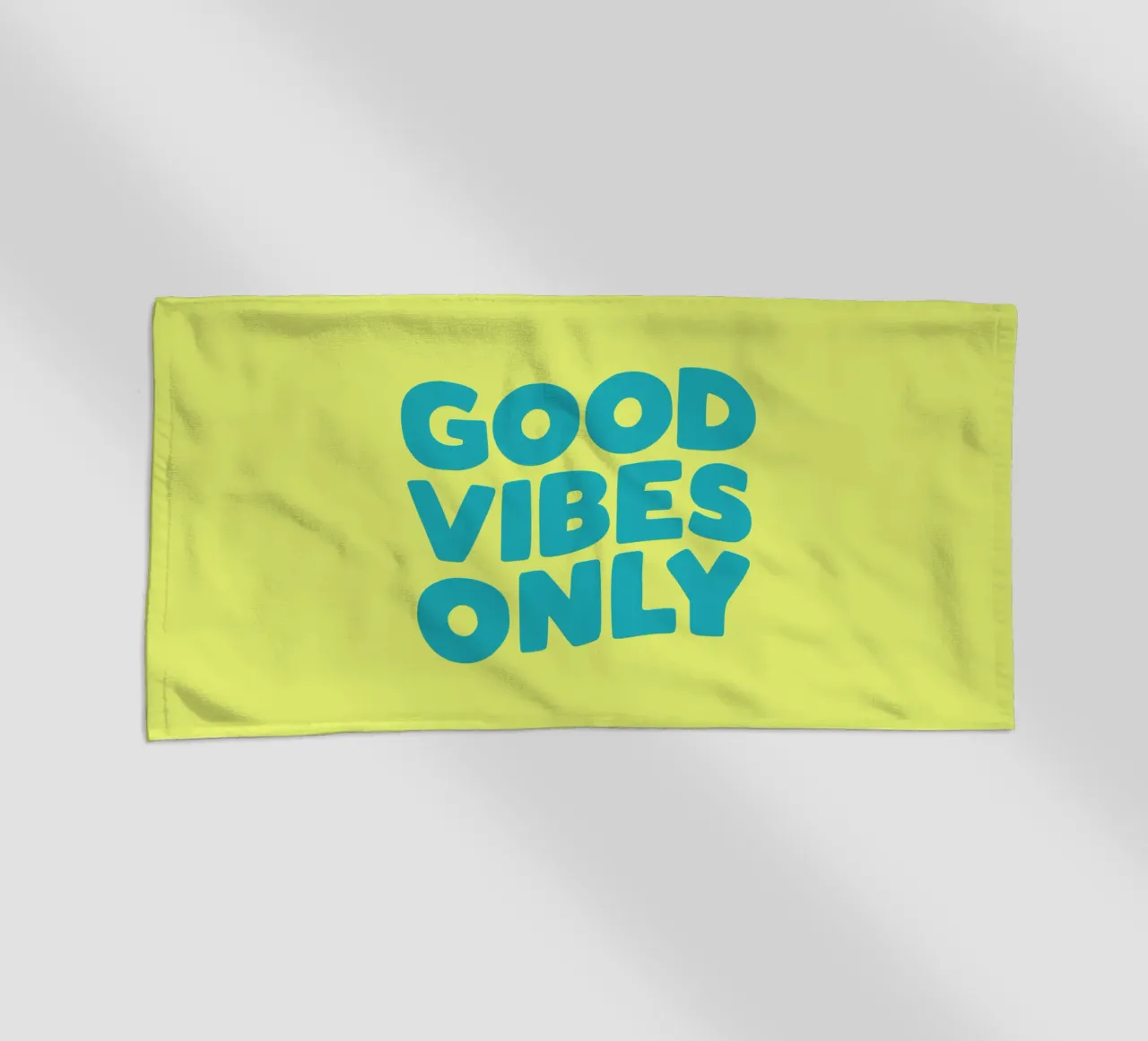 Good Vibes Only Typography Print jaune et bleu serviette de plage de THE MOTIVATED TYPE
