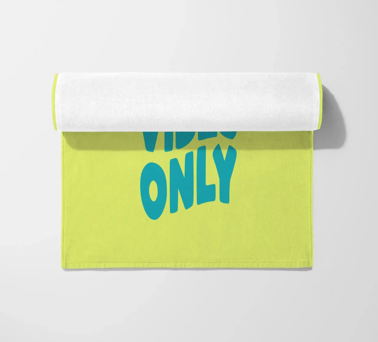 Good Vibes Only Typography Print jaune et bleu serviette de plage de THE MOTIVATED TYPE