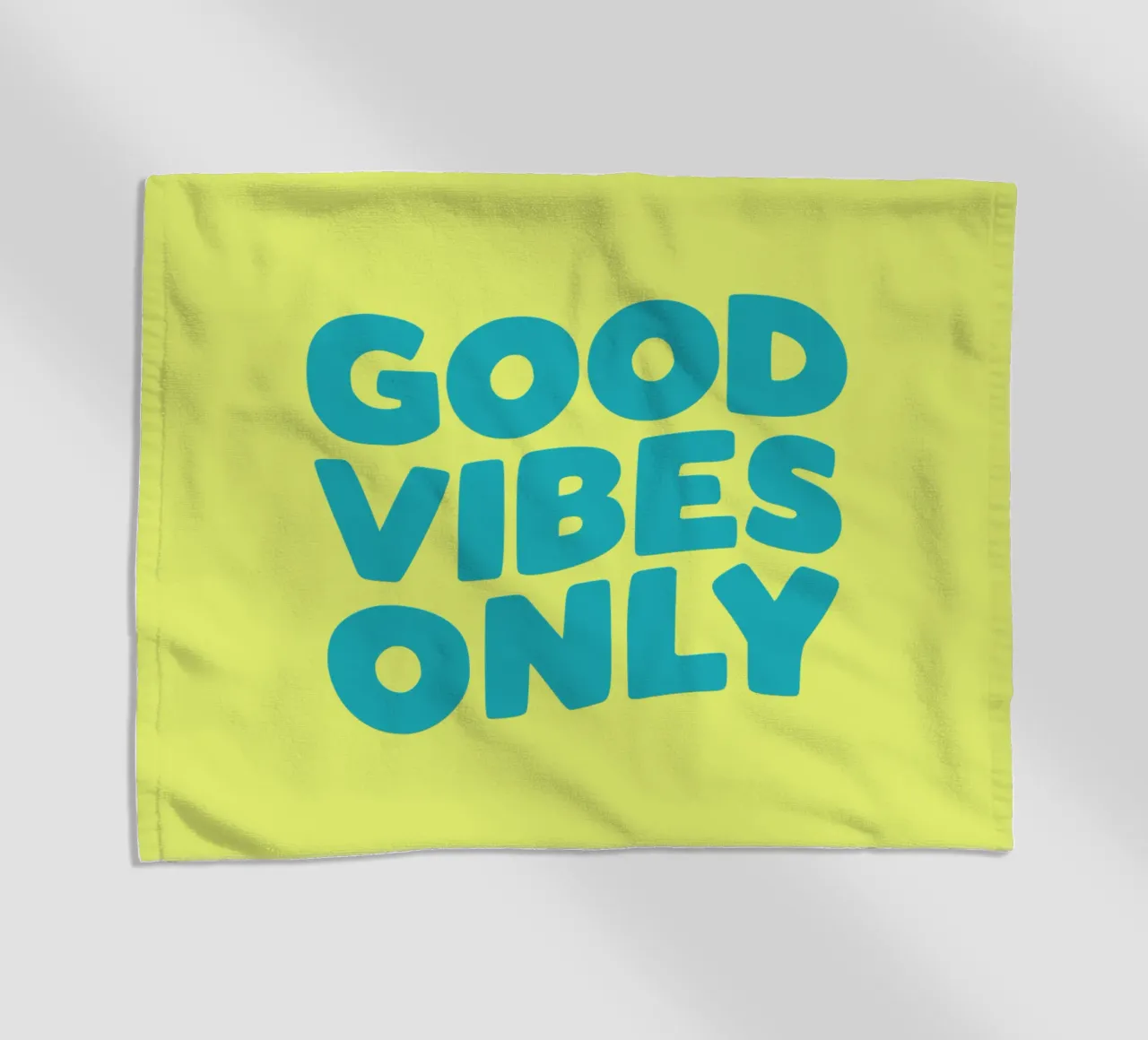 Good Vibes Only Typography Print jaune et bleu serviette de plage de THE MOTIVATED TYPE