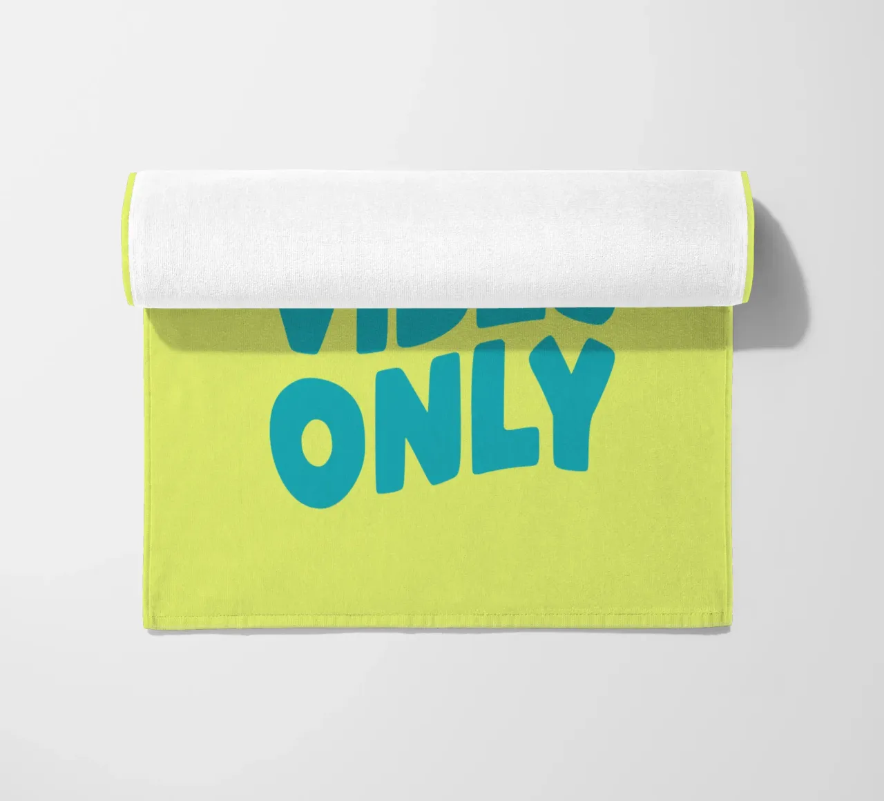 Good Vibes Only Typography Print jaune et bleu serviette de plage de THE MOTIVATED TYPE