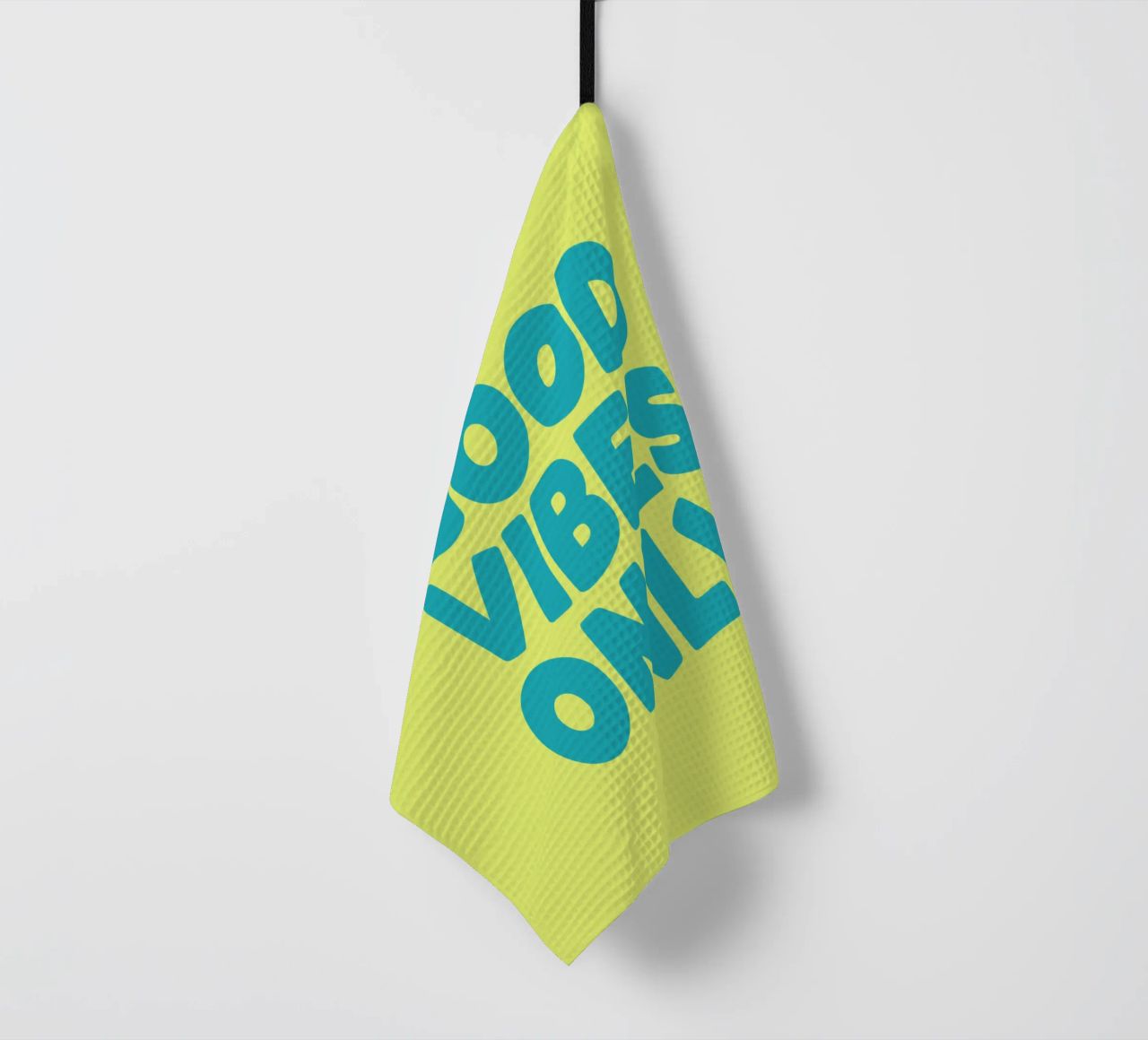 Good Vibes Only Typography Print jaune et bleu torchon de THE MOTIVATED TYPE