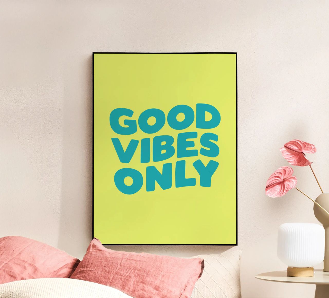 Good Vibes Only Typography Print jaune et bleu plexiglas de THE MOTIVATED TYPE
