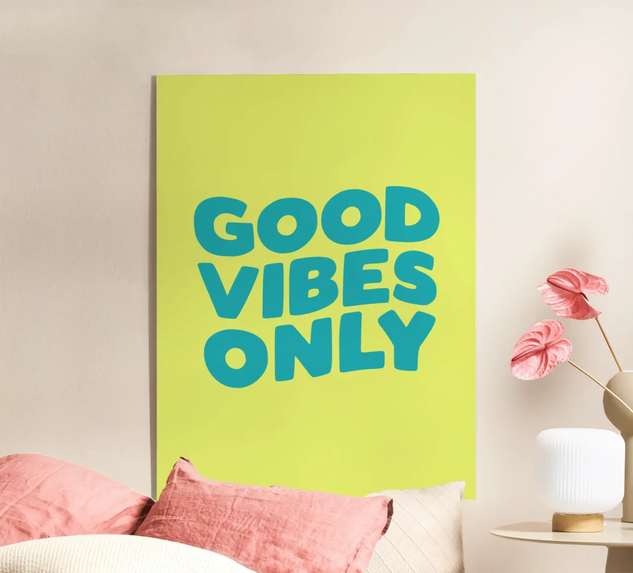 Good Vibes Only Typography Print jaune et bleu plexiglas de THE MOTIVATED TYPE