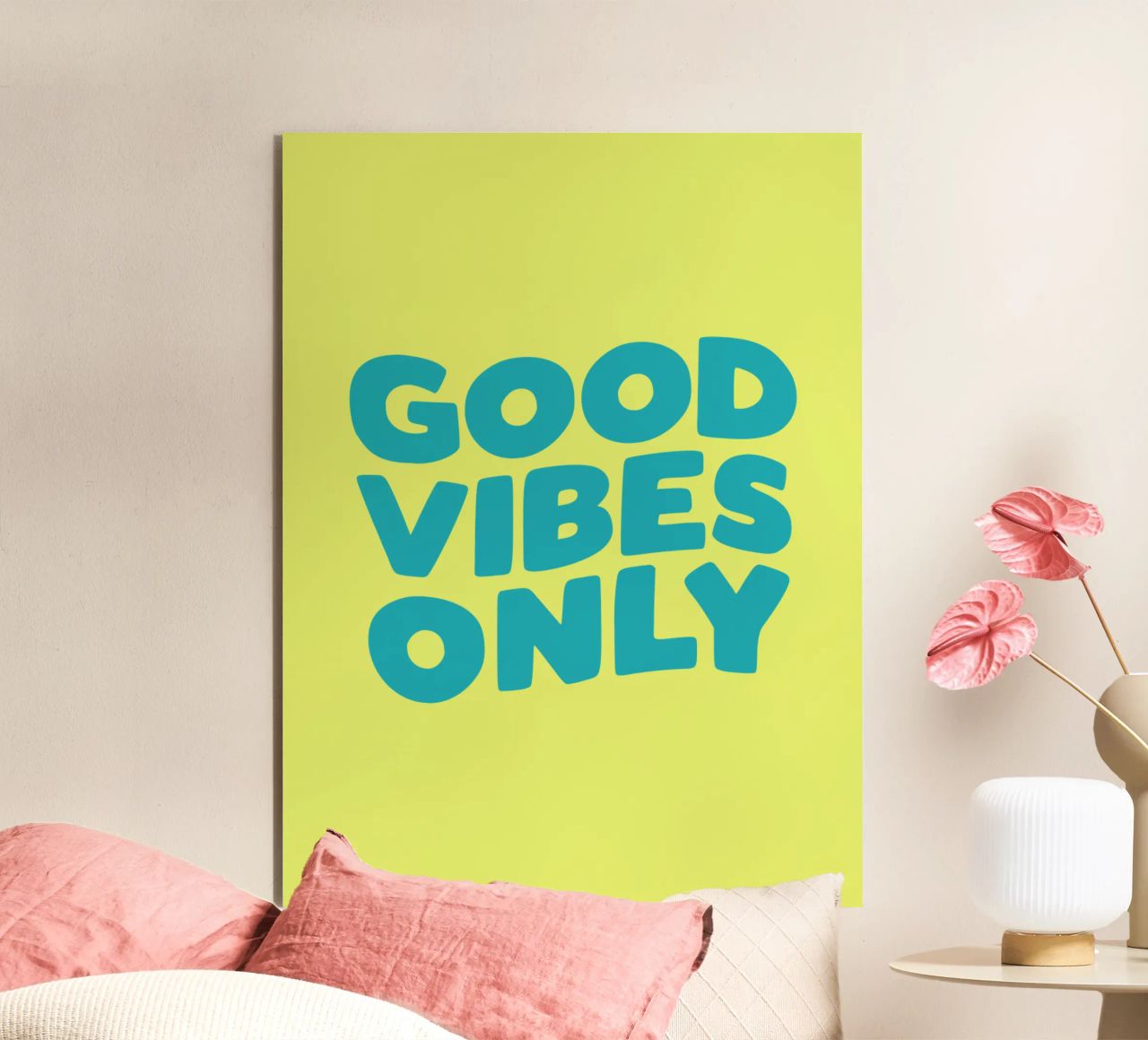 Good Vibes Only Typography Print jaune et bleu alu dibond de THE MOTIVATED TYPE