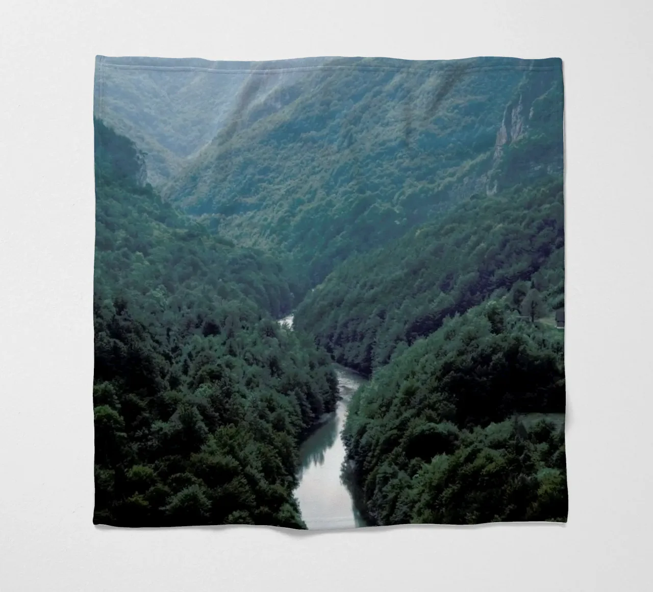 The River through the Forest coperta in pile da Studio Nahili