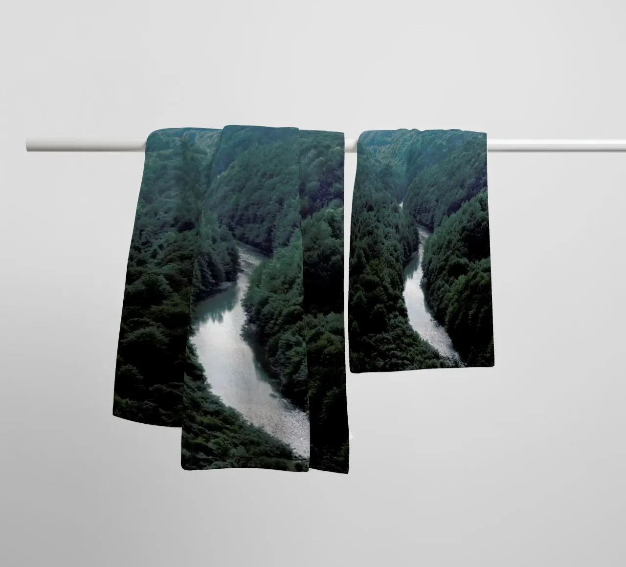 The River through the Forest asciugamano da bagno da Studio Nahili