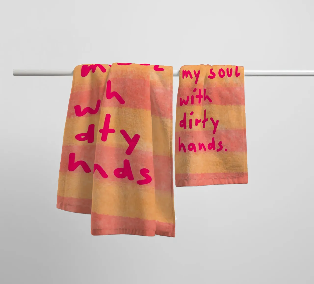 Don't touch my soul with dirty hands asciugamano da bagno da Illustration Raissa Oltmanns