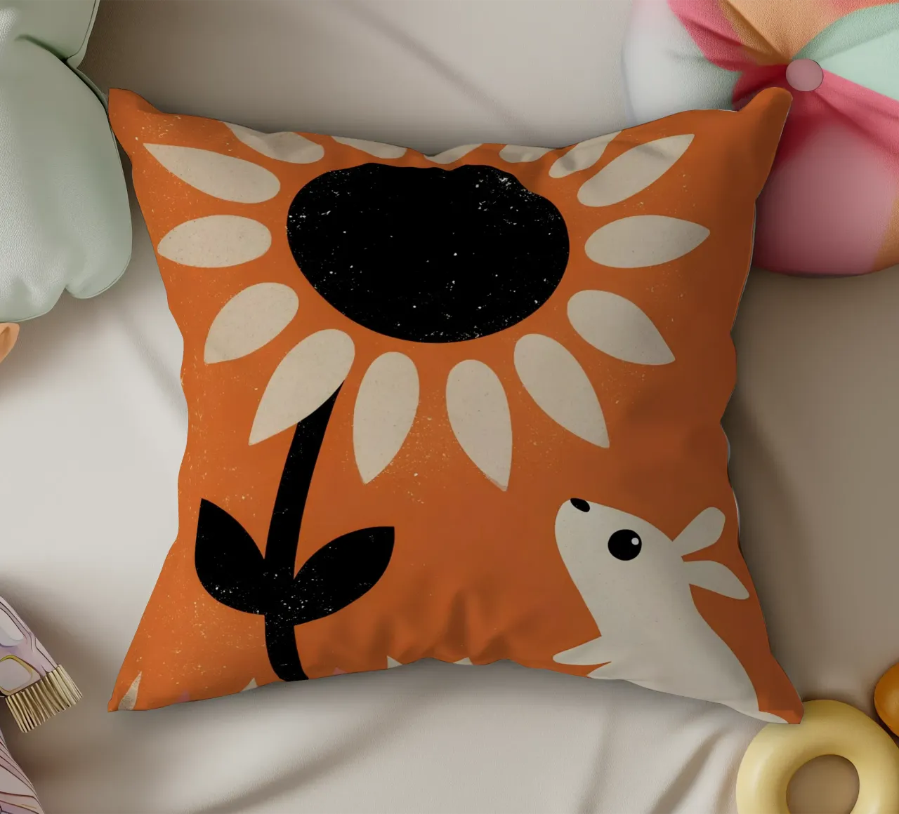 Girasole e coniglio Retro Pop cuscino da THE LATEST SHOP