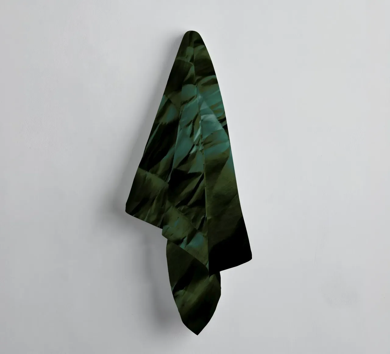 Emerald Green Abstract Paper Forest asciugamano da bagno da Studio Nahili