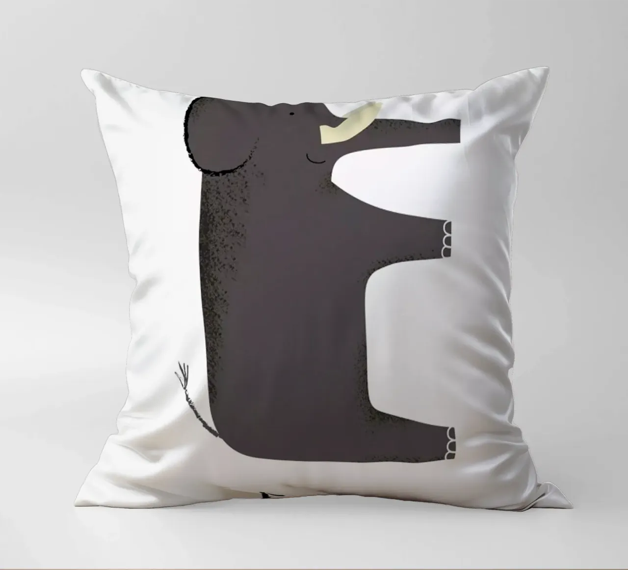 E for Elephant coussin de Little Flourishes