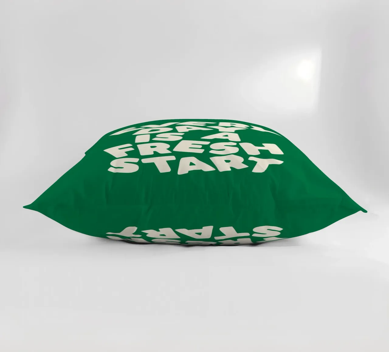 Every Day is a Fresh Start (Chaque jour est un nouveau départ) Typographie imprimée vert et blanc coussin de THE MOTIVATED TYPE