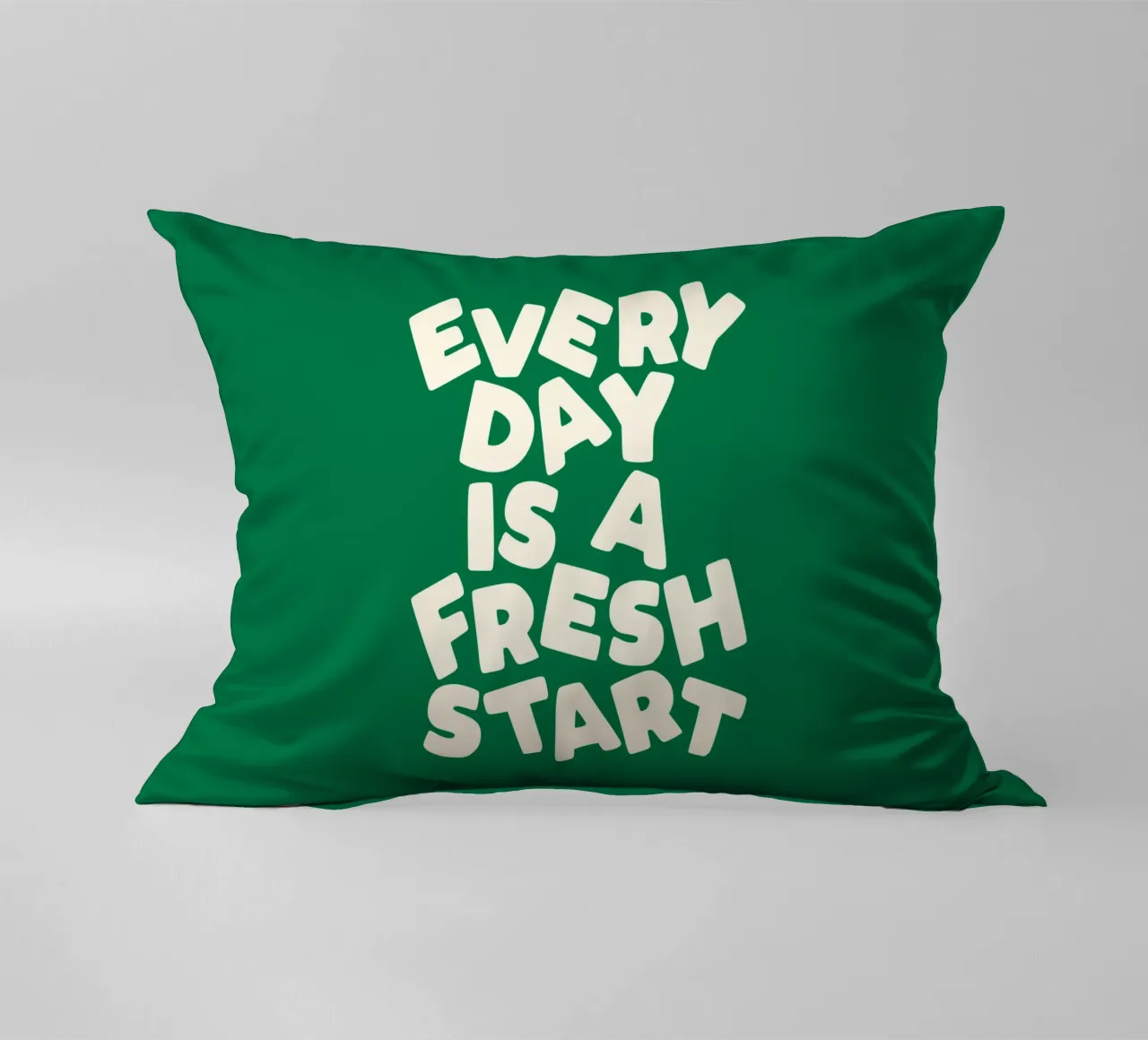 Every Day is a Fresh Start (Chaque jour est un nouveau départ) Typographie imprimée vert et blanc coussin de THE MOTIVATED TYPE