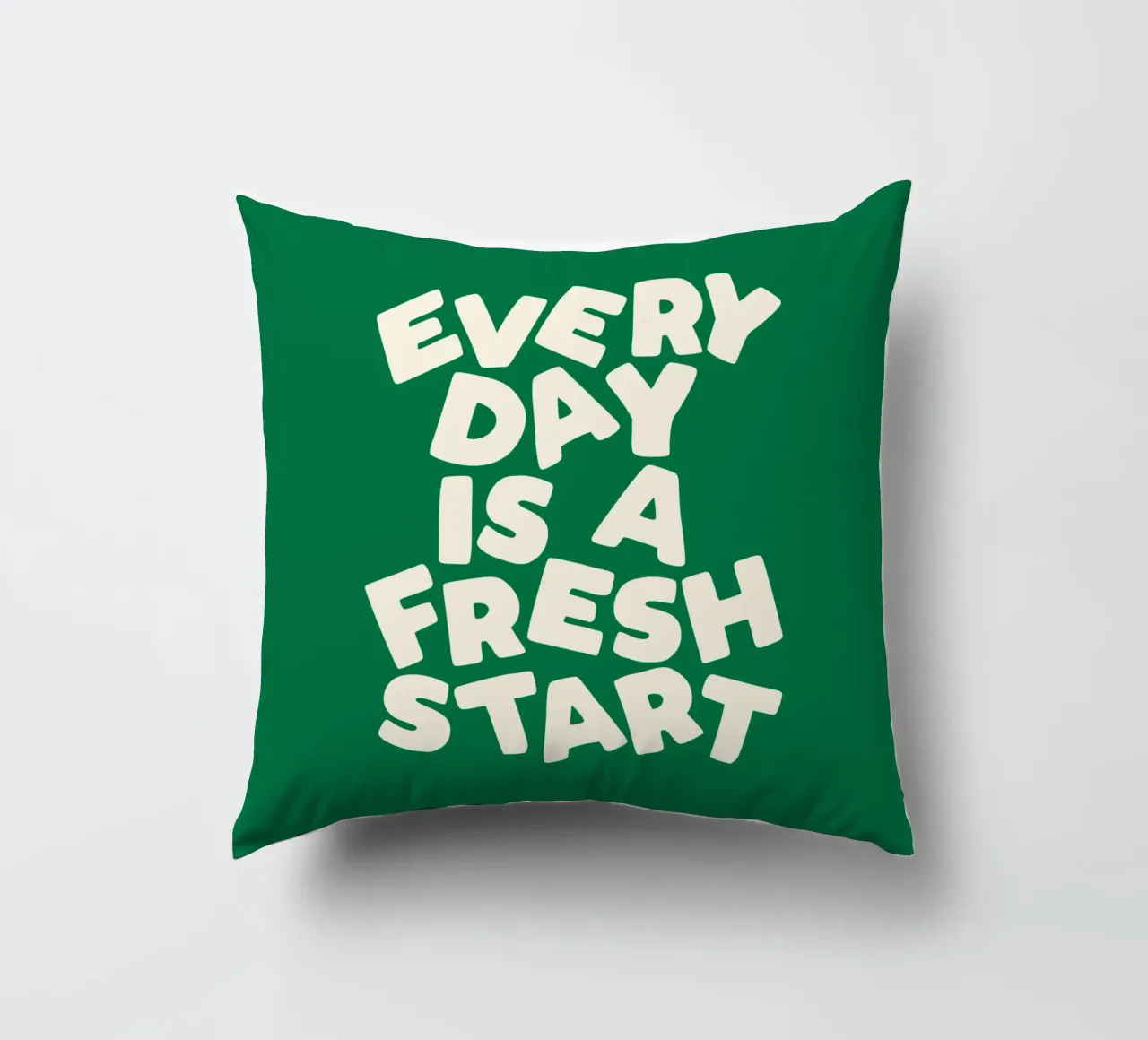 Every Day is a Fresh Start (Chaque jour est un nouveau départ) Typographie imprimée vert et blanc coussin de THE MOTIVATED TYPE