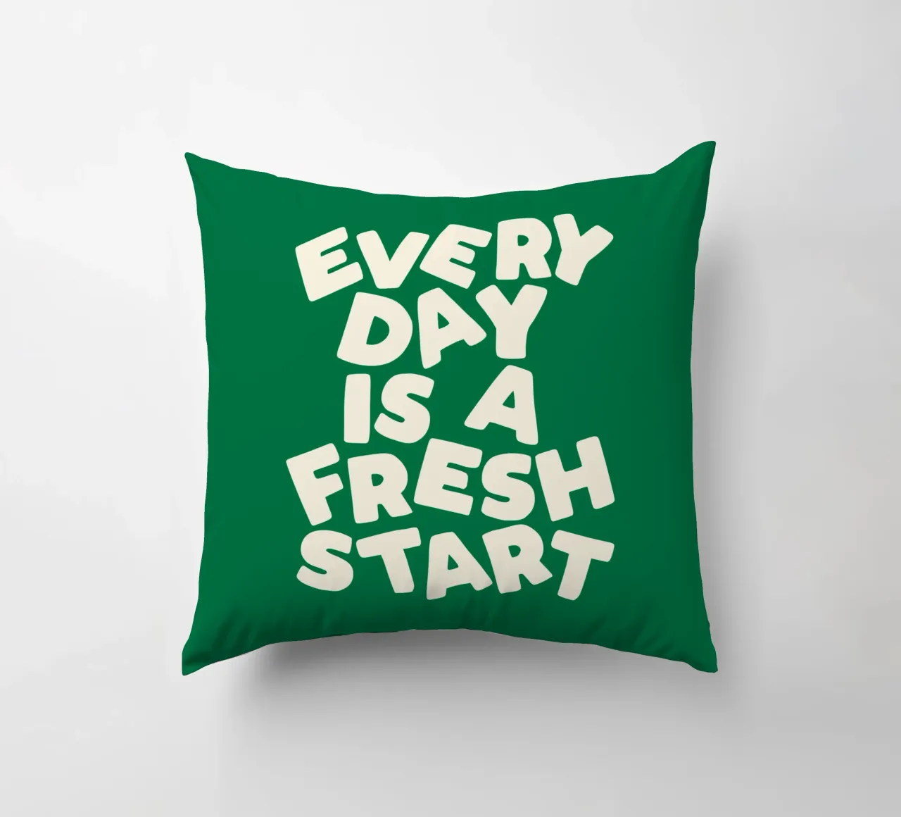 Every Day is a Fresh Start (Chaque jour est un nouveau départ) Typographie imprimée vert et blanc coussin de THE MOTIVATED TYPE