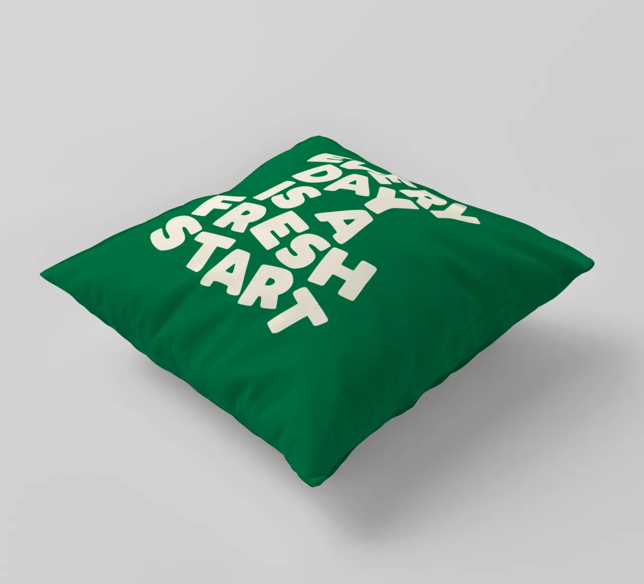 Every Day is a Fresh Start (Chaque jour est un nouveau départ) Typographie imprimée vert et blanc coussin de THE MOTIVATED TYPE