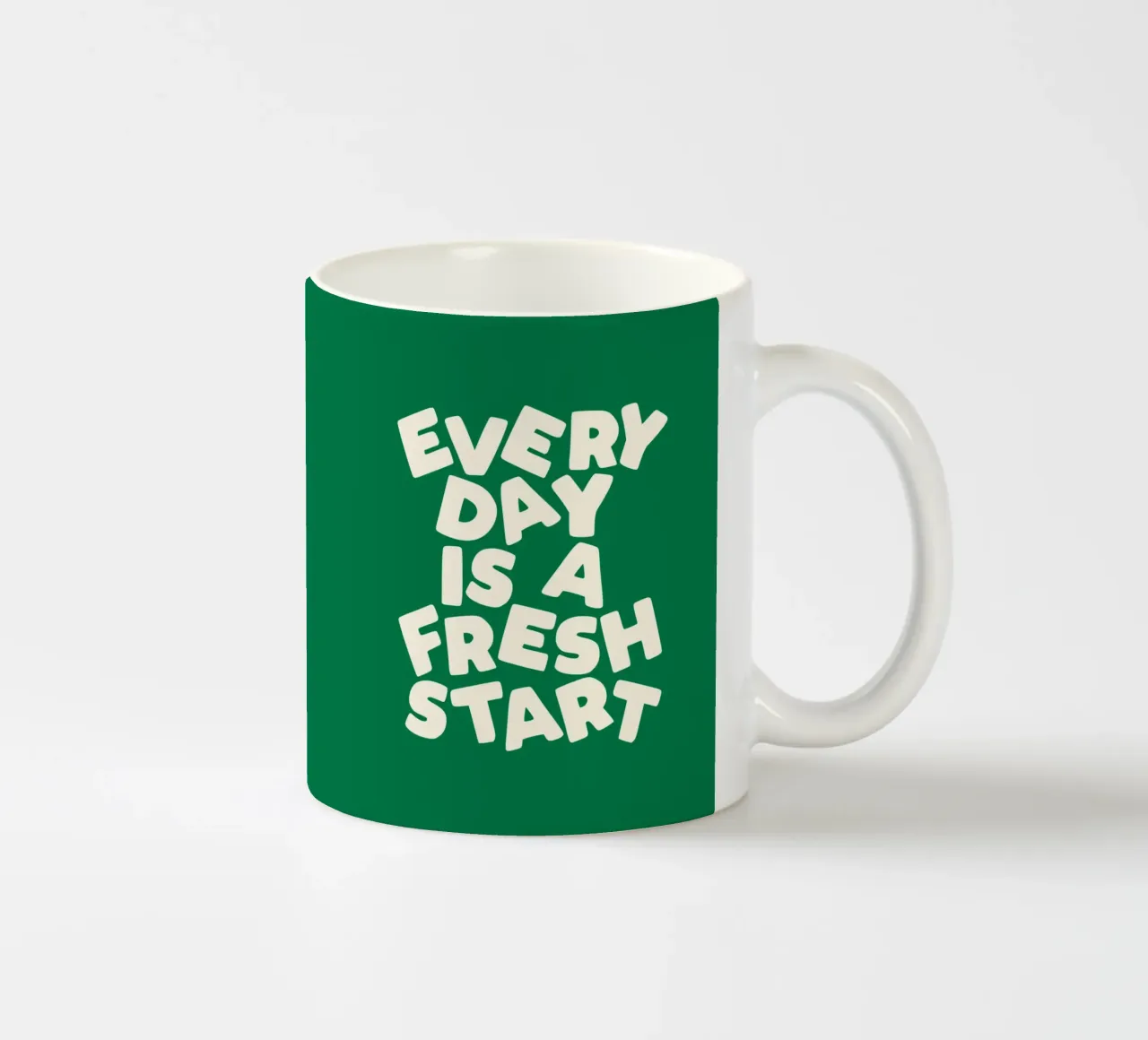 Every Day is a Fresh Start (Chaque jour est un nouveau départ) Typographie imprimée vert et blanc mug en céramique de THE MOTIVATED TYPE