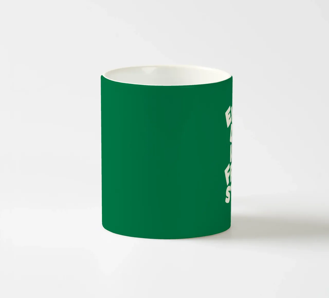 Every Day is a Fresh Start (Chaque jour est un nouveau départ) Typographie imprimée vert et blanc mug en céramique de THE MOTIVATED TYPE