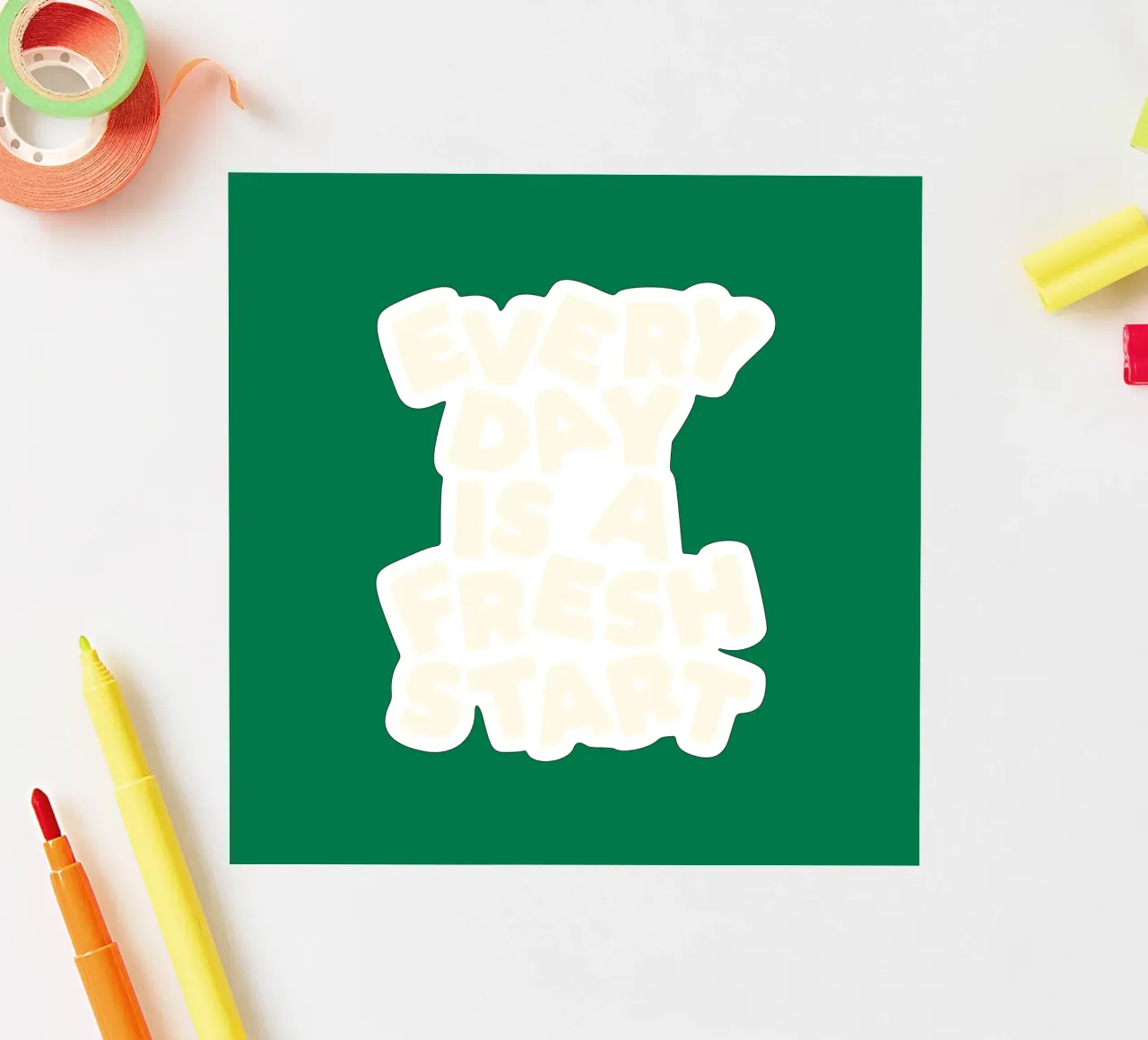Every Day is a Fresh Start (Chaque jour est un nouveau départ) Typographie imprimée vert et blanc autocollant de THE MOTIVATED TYPE