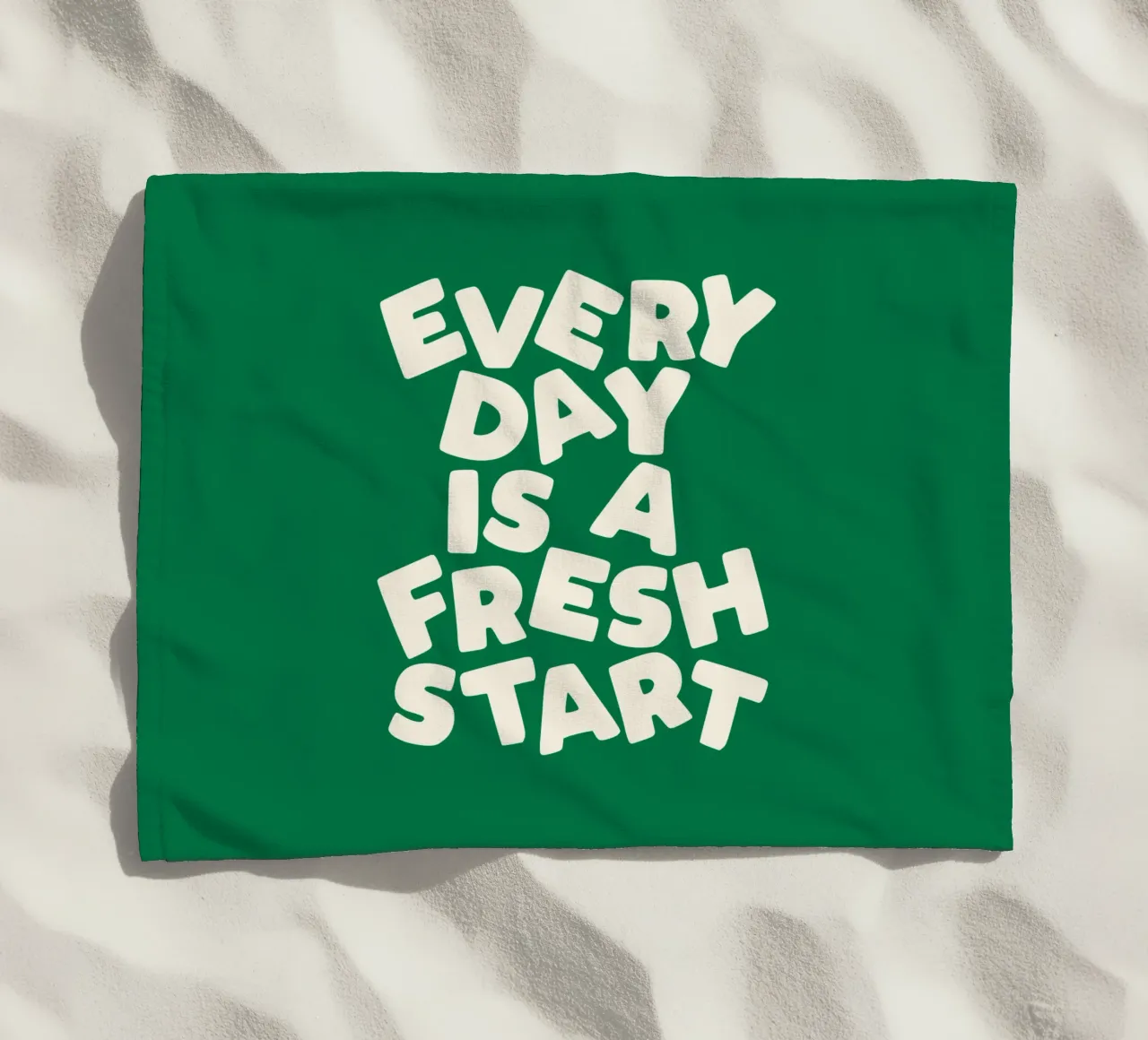Every Day is a Fresh Start (Chaque jour est un nouveau départ) Typographie imprimée vert et blanc serviette de plage de THE MOTIVATED TYPE